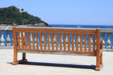 Bask Bölgesi 'nde Donostia San Sebastian körfezi üzerinde oturacak olan bank ünlü La Concha plajının yanında.