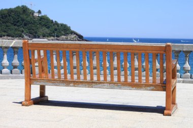 Bask Bölgesi 'nde Donostia San Sebastian körfezi üzerinde oturacak olan bank ünlü La Concha plajının yanında.