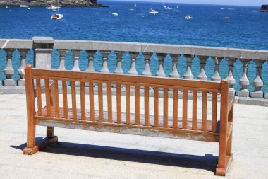 Bask Bölgesi 'nde Donostia San Sebastian körfezi üzerinde oturacak olan bank ünlü La Concha plajının yanında.