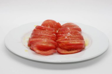 organik domates soyulmuş ve zeytin yağı ve tuzla dilimlenmiş.
