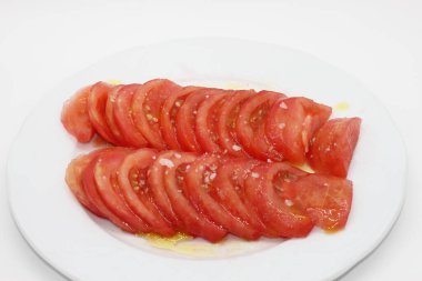 organik domates soyulmuş ve zeytin yağı ve tuzla dilimlenmiş.