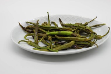 Beyaz tepside kızarmış kırmızı biber.