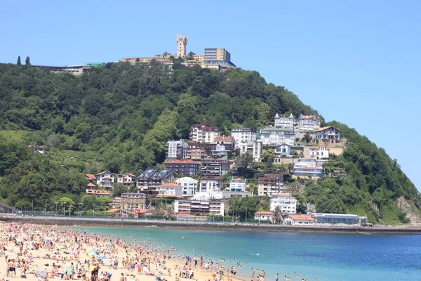 Şehirdeki sahil ve binalar 