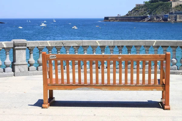 Bask Bölgesi 'nde Donostia San Sebastian körfezi üzerinde oturacak olan bank ünlü La Concha plajının yanında.