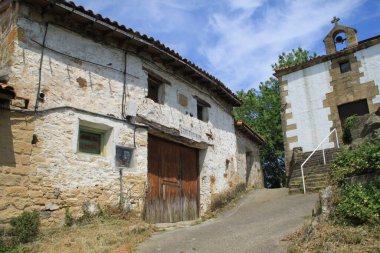 Dağlarda eski bir ev.