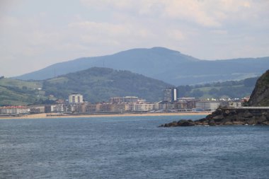 İspanya 'nın Bask bölgesindeki Getaria yolundan görülen Zarauz ve sahil manzarası