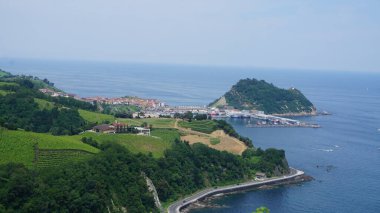 Getaria manzarası ve Bask ülkesindeki çalılıktan görünen liman.