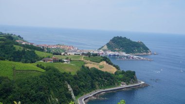 Getaria manzarası ve Bask ülkesindeki çalılıktan görünen liman.