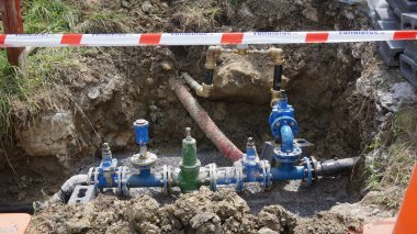 Valf ve Hdpe boruları yeraltına kaynaklı. Şehrin içme suyu sistemi. İnsan suyu plastik tüpler, kazı çukuru sağlar.