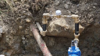 Valf ve Hdpe boruları yeraltına kaynaklı. Şehrin içme suyu sistemi. İnsan suyu plastik tüpler, kazı çukuru sağlar.