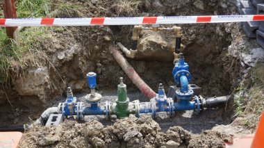 Valf ve Hdpe boruları yeraltına kaynaklı. Şehrin içme suyu sistemi. İnsan suyu plastik tüpler, kazı çukuru sağlar.