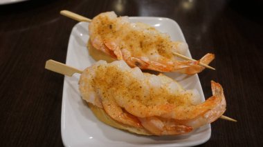 Bask ülkesindeki Getaria 'da bir restoranda karides şişi.