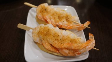 Bask ülkesindeki Getaria 'da bir restoranda karides şişi.