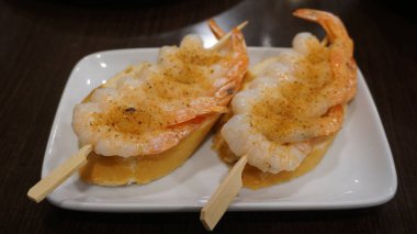 Bask ülkesindeki Getaria 'da bir restoranda karides şişi.