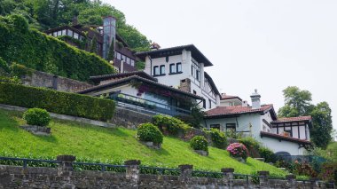 Bask ülkesinde Getaria 'da bir tepede geleneksel evler