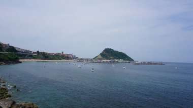 İspanya 'nın Bask Bölgesi' ndeki sahil ve balıkçılık limanıyla Getaria şehrinin ufuk çizgisi