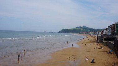 İspanya 'nın Bask bölgesindeki Zarauz plajının manzarası.