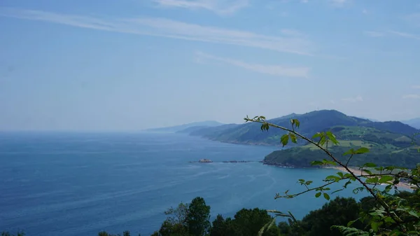 Paisaje Rural Del País Vasco Con Mar Fondo — Foto de Stock