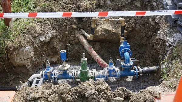 Valf ve Hdpe boruları yeraltına kaynaklı. Şehrin içme suyu sistemi. İnsan suyu plastik tüpler, kazı çukuru sağlar.