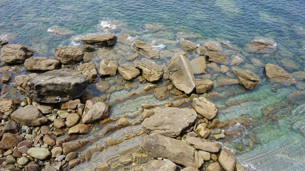 巴斯克地区盖塔利亚的岩石景观和水晶清澈的海水 — 图库照片