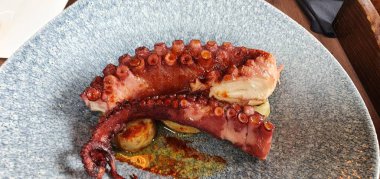 Tabaktaki deniz ürünleri yakın planda.