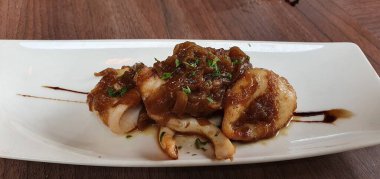 kızarmış tavuk kanadı sarımsak ile