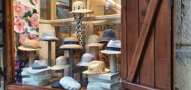 Donostia San Sebastian, Gipuzkoa, Bask Bölgesi, İspanya, Haziran, 16, 2020: eski bir mağazanın vitrinindeki şapkalar