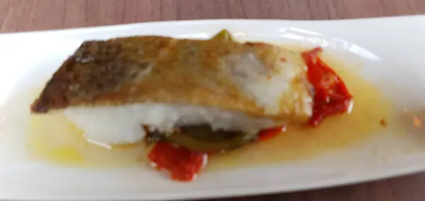 Plato Restaurante Con Pedazo Pollo Parmesano Cuchillo — Foto de Stock