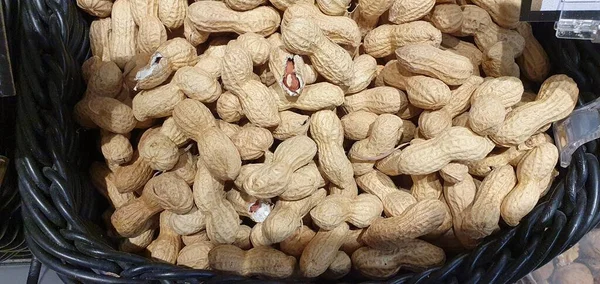 Cacahuetes Una Canasta Negra Mercado Del País Vasco —  Fotos de Stock