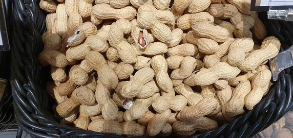 Amendoins Uma Cesta Preta Mercado País Basco — Fotografia de Stock