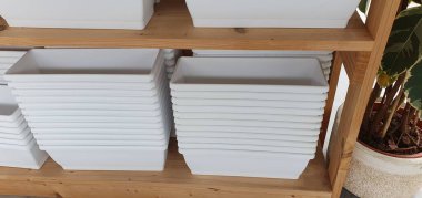 Bahçe merkezinde renkli tencereler