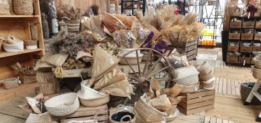 Donostia San Sebastian, Bask Ülkesi, İspanya, 19 Haziran 2020: Bir bahçe ve dekorasyon merkezinde kurumuş çiçekler ve carrycot