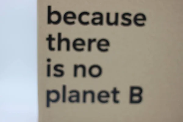 生态纸板箱 装有保护世界的信息 因为我们没有B星球 — 图库照片
