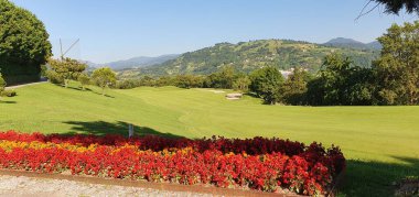 İspanya 'nın Bask bölgesinde bir golf sahasının manzarası