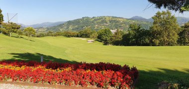 İspanya 'nın Bask bölgesinde bir golf sahasının manzarası