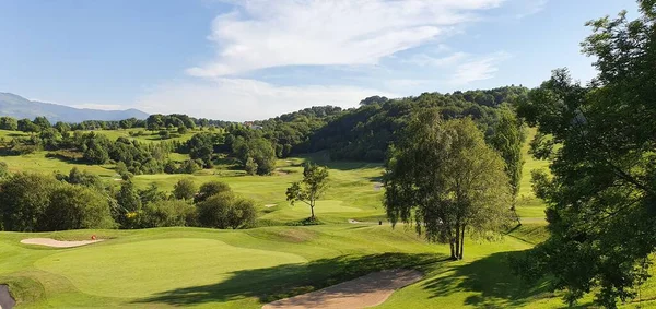 İspanya 'nın Bask bölgesinde bir golf sahasının manzarası