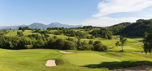 İspanya 'nın Bask bölgesinde bir golf sahasının manzarası