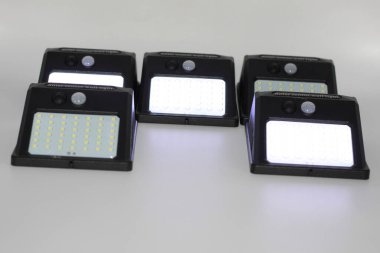 Donostia San Sebastian, Bask Ülkesi, İspanya, 23 Haziran 2020: Hareket sensörü ve ışık sensörlü güneş ışıkları