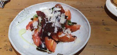 Kurutulmuş domates salatası.