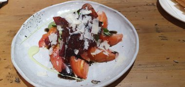 Kurutulmuş domates salatası.