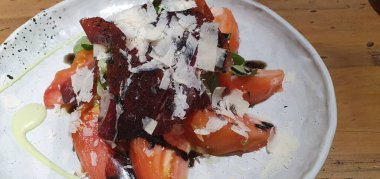 Kurutulmuş domates salatası.