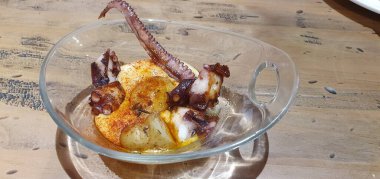 Izgara ahtapot, füme patates köpüğü ve La Vera 'dan kırmızı biber.