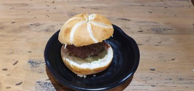 İspanya 'nın Bask bölgesindeki Bilbao restoranında mini sığır eti burgeri.