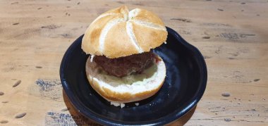 İspanya 'nın Bask bölgesindeki Bilbao restoranında mini sığır eti burgeri.