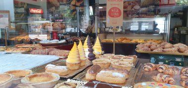 Bilbao, Bask Ülkesi, İspanya, Haziran, 24, 2020: geleneksel Carolina pastalarıyla Bask Ülkesi 'ndeki tipik Bilbao pastanesi