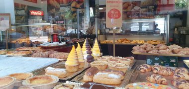 Bilbao, Bask Ülkesi, İspanya, Haziran, 24, 2020: geleneksel Carolina pastalarıyla Bask Ülkesi 'ndeki tipik Bilbao pastanesi