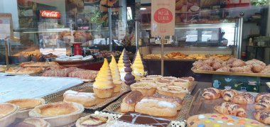 Bilbao, Bask Ülkesi, İspanya, Haziran, 24, 2020: geleneksel Carolina pastalarıyla Bask Ülkesi 'ndeki tipik Bilbao pastanesi