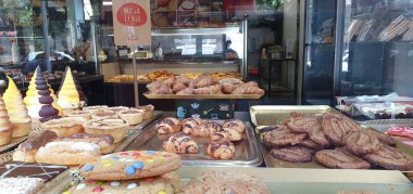 Bilbao, Bask Ülkesi, İspanya, Haziran, 24, 2020: geleneksel Carolina pastalarıyla Bask Ülkesi 'ndeki tipik Bilbao pastanesi