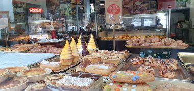 Bilbao, Bask Ülkesi, İspanya, Haziran, 24, 2020: geleneksel Carolina pastalarıyla Bask Ülkesi 'ndeki tipik Bilbao pastanesi