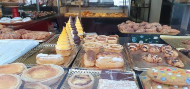 Bilbao, Bask Ülkesi, İspanya, Haziran, 24, 2020: geleneksel Carolina pastalarıyla Bask Ülkesi 'ndeki tipik Bilbao pastanesi